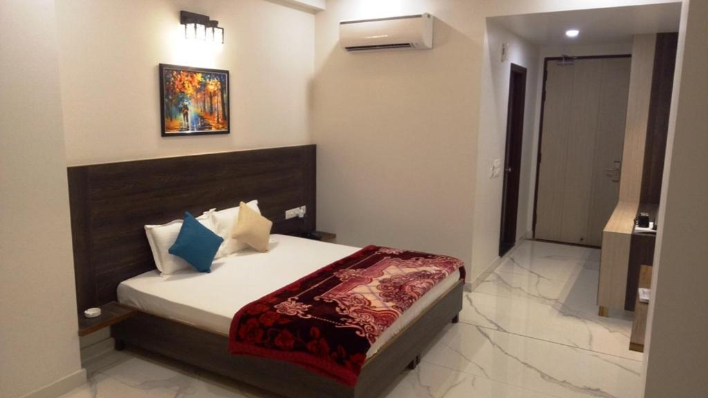 Alankrita Suites & Party Halls 메루트 외부 사진