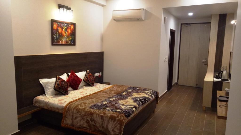 Alankrita Suites & Party Halls 메루트 외부 사진